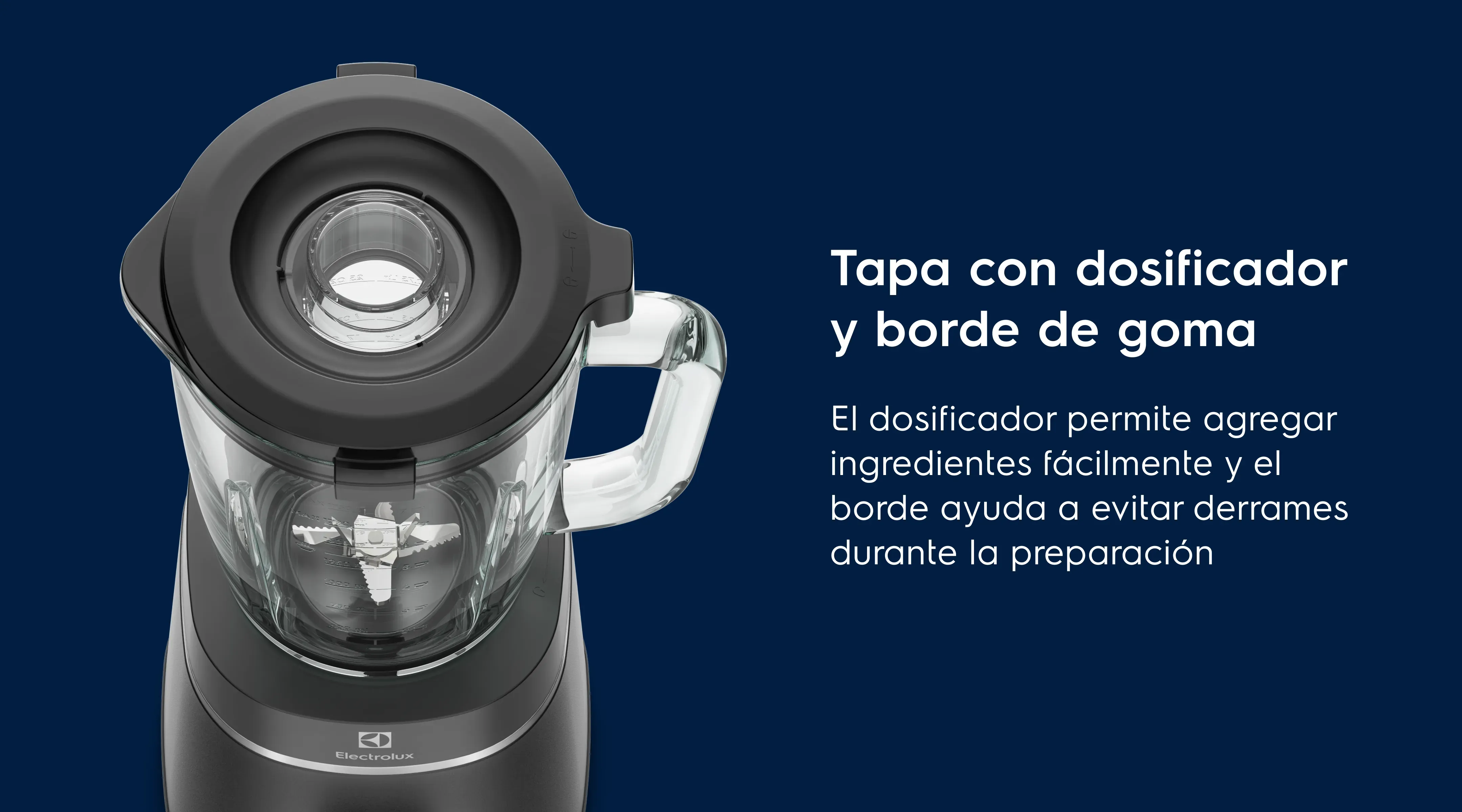 Tapa con dosificador y borde de goma. El dosificador permite agregar ingredientes fácilmente y el borde ayuda a evitar derrames durante la preparación