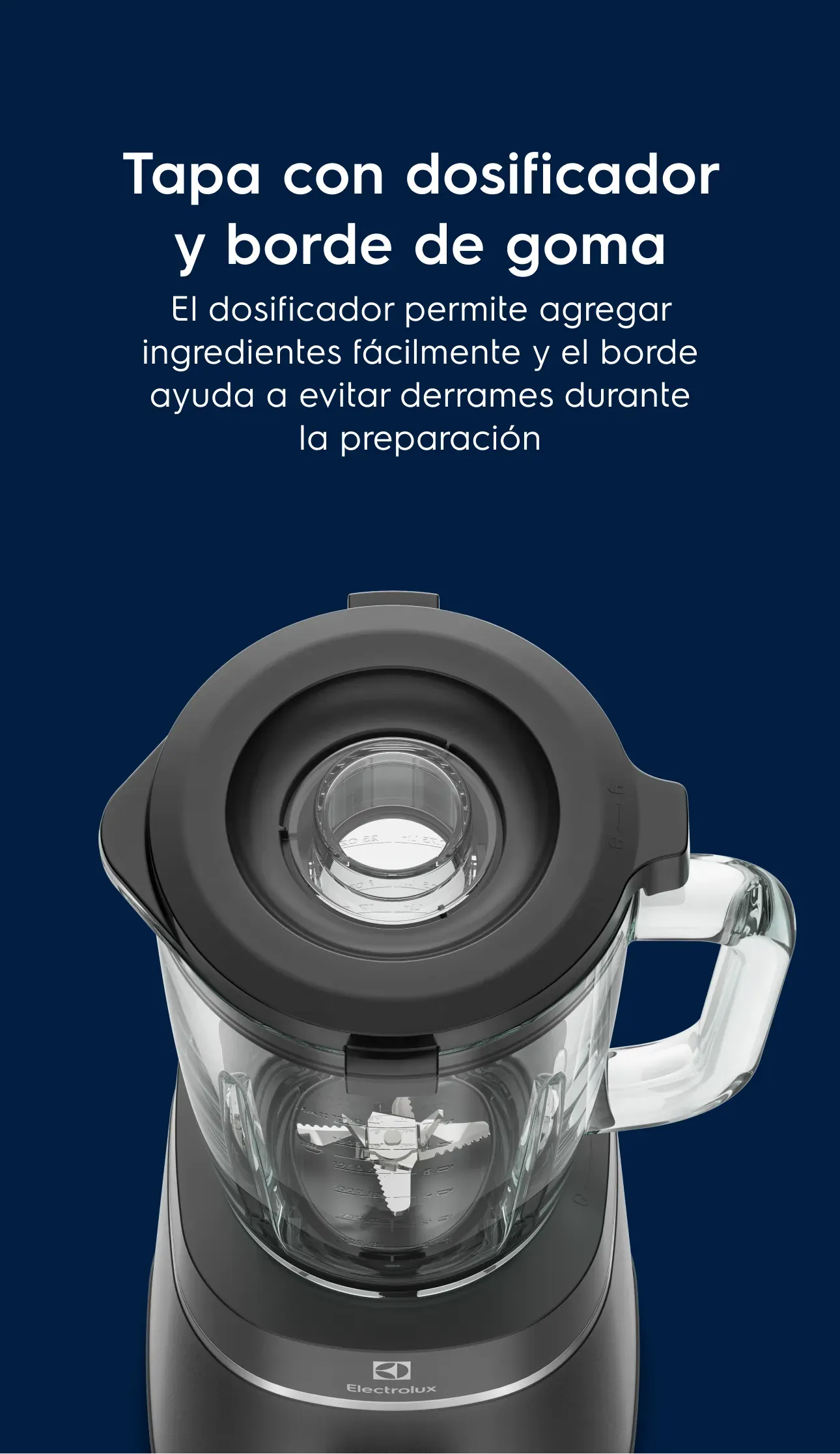 Tapa con dosificador y borde de goma. El dosificador permite agregar ingredientes fácilmente y el borde ayuda a evitar derrames durante la preparación